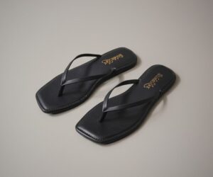 Liora Minimal Thong Flats – Classic Black