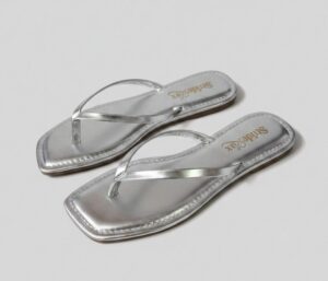 Liora Metallic Thong Flats – Silver Mist