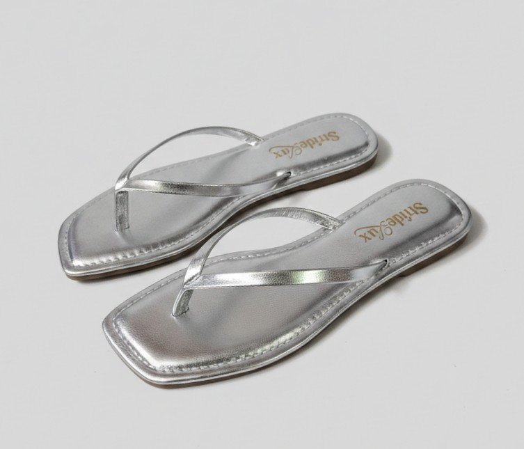 Liora Metallic Thong Flats – Silver Mist