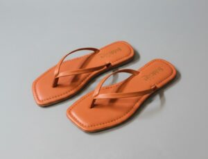 Liora Minimal Thong Flats – Caramel Tan