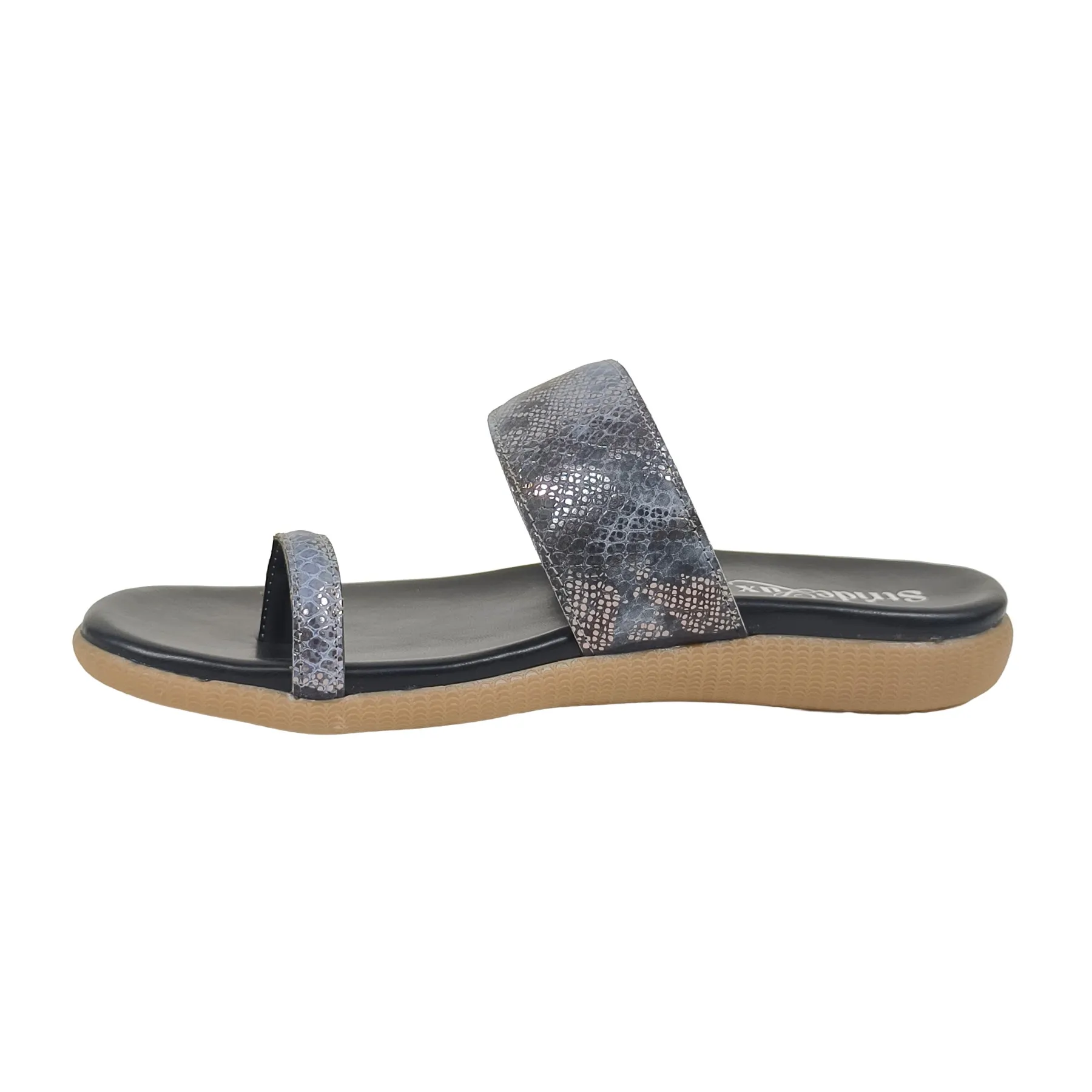 StrideLux Women’s Onyx Black Textured Toe-Loop Flat Sandals - Image 4