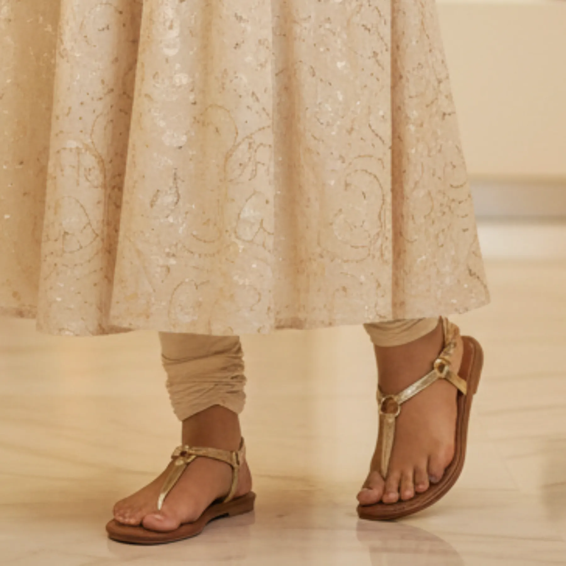 StrideLux Aurelia Ring-Link Toe-Ring Flat Sandals – Luxe Gold - Image 5